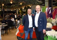 Op de stand van Floral Trade Group konden klanten en geïntresseerde genieten van een hapje en een drankje. Henk Lenders en Jan Zandbergen met hun gekleurde grassen op de achtergrond.